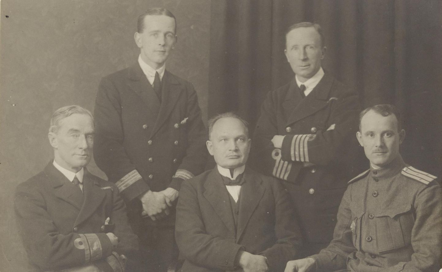 Johan Laidoner, pea- ja sõjaminister Konstantin Päts ning Briti 6. kergristlejate eskaadri komandör kontradmiral Edwin Alexander-Sinclair koos ohvitseridega 12. detsembril 1918 Tallinnas.