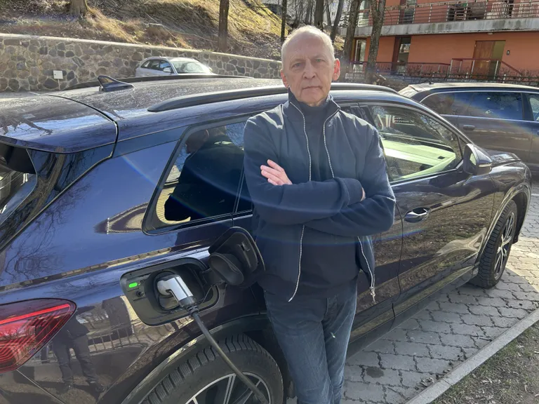 Вахур Керсна и его электромобиль Audi.