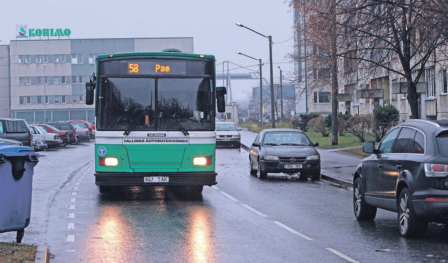 На улице Паэкааре, 70, 72 и 74 автомобили припаркованы таким образом, что двустороннее движение превращается в одностороннее, и 58-й автобус вынужден маневрировать между автомобилями. С 1 декабря автобус частично изменит путь своего следования.