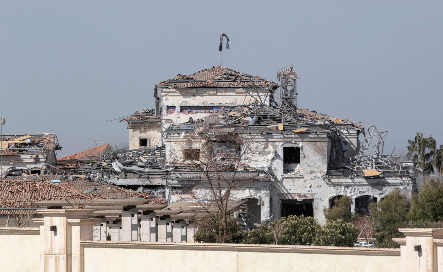 Iraagi Kurdistani pealinnas Arbilis Iraani raketirünnakus kannatada saanud hoone.