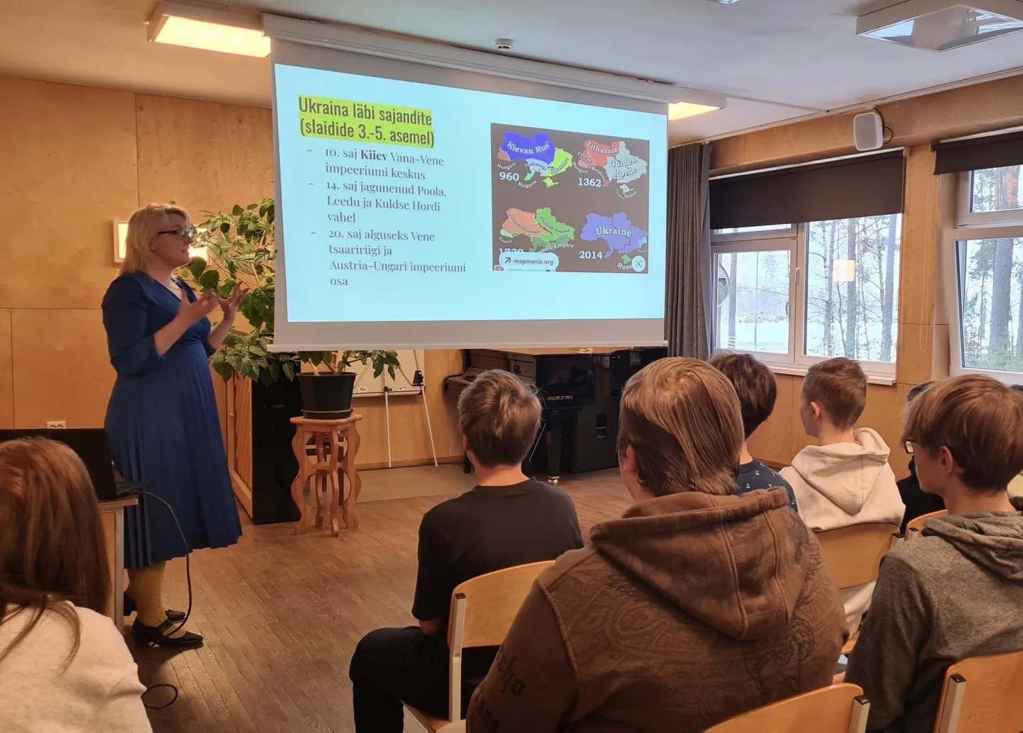 Värska gümnaasiumi ajalooõpetaja Helena Elgindy jagas 5.–12. klassi õpilastele infot Ukraina kohta.