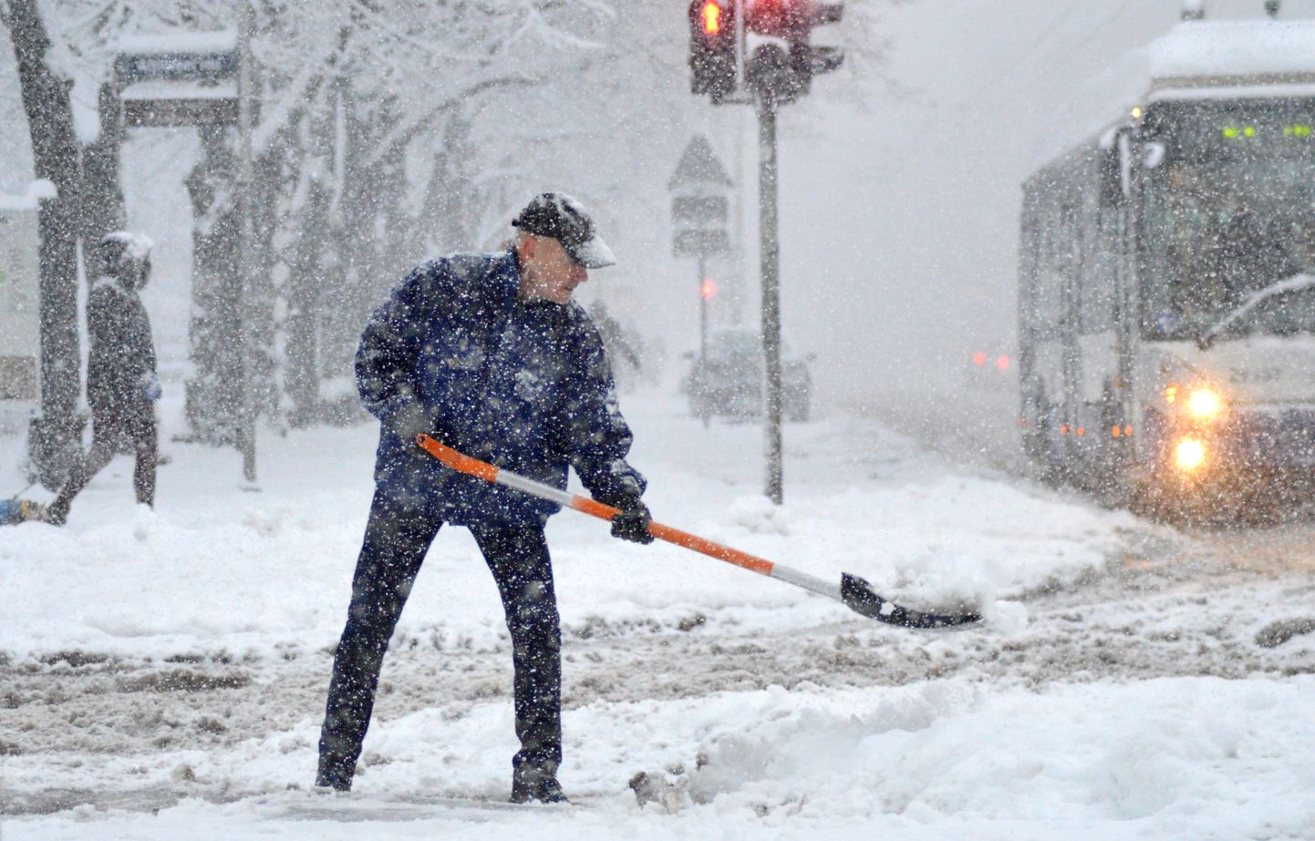 Rīgā sasnigusi visbiezākā sniega sega - jau 20 centimetri, apgrūtinot gājēju un transportlīdzekļu pārvietošanos.