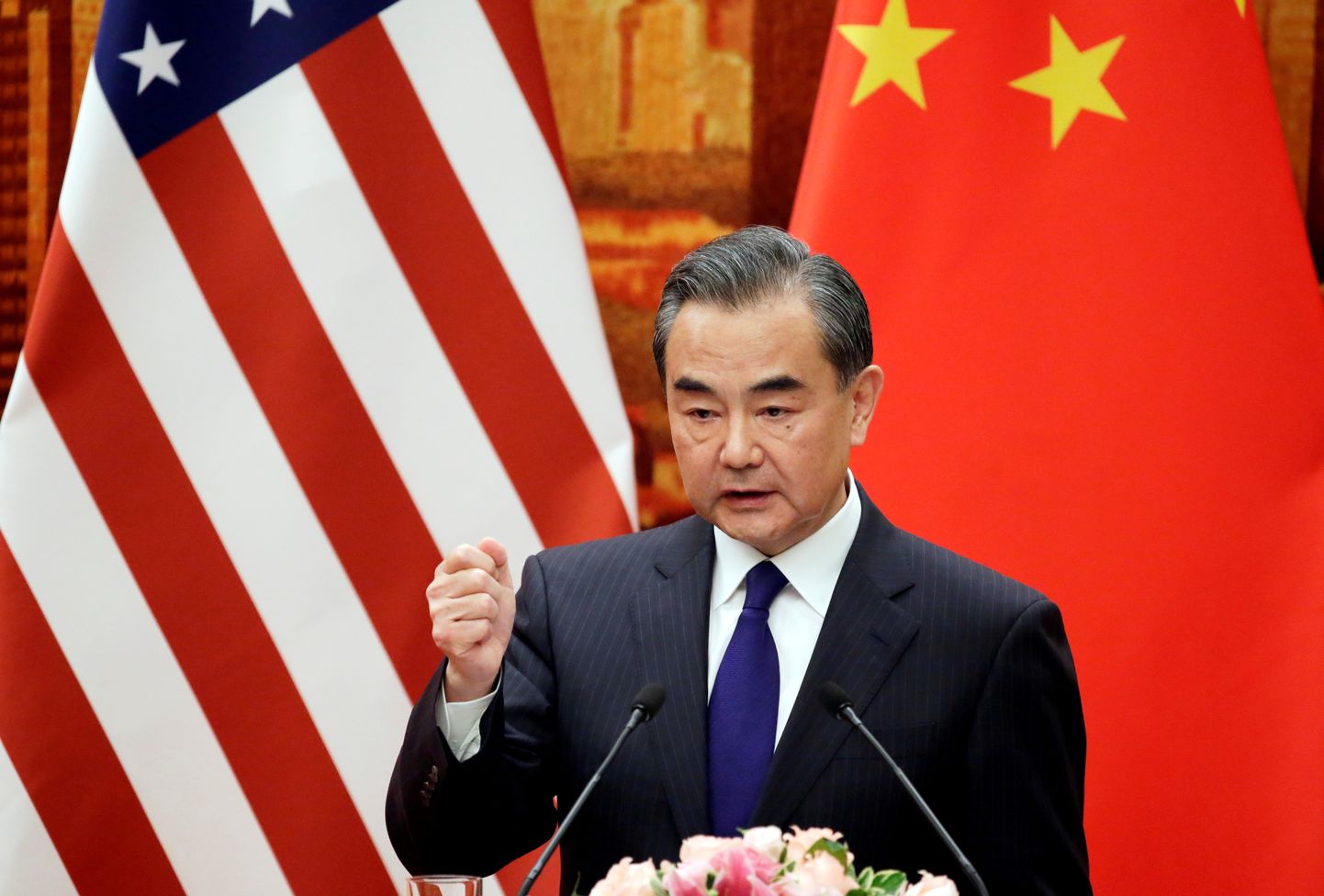 Hiina välisminister Wang Yi USA välisministri Mike Pompeo Hiina-visiidil antud pressikonverentsil 2018. aasta juunis.