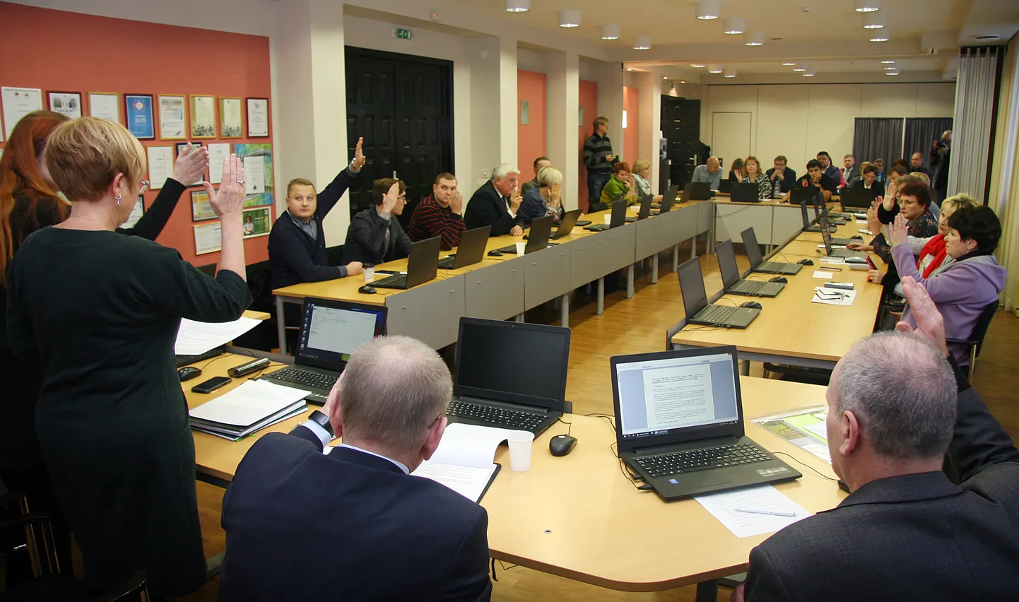Kohtla-Järve linnavolikogul on sel aastal kolme istungi läbiviimiseks kulunud aega kokku vaid üks tund, mille jooksul on hääletatud kokku  vaid kuut nende istungite  päevakordades olnud küsimust.