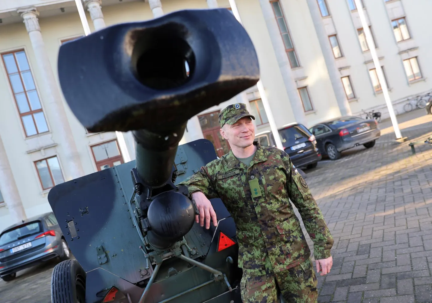 Nooremleitnant Tõnn-Siim Peedosk on praegu Tartu maleva esimese malevkonna pealik ning selle ameti pärast ta nii tihti «põllule» ei jõua, kui sooviks. Kuid haubitsa kõrval ta end võõralt ei tunne, sest kaudtuleüksustega on ta varem kokku puutunud küll.