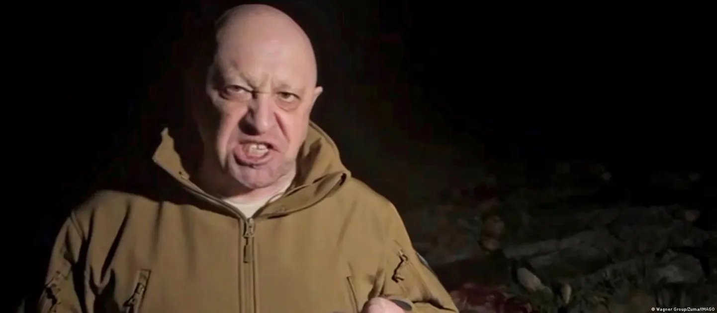 Евгений Пригожин недалеко от фронта в Украине в нецензурных выражениях критикует военное руководство РФ за недостаток боеприпасов на передовой, май 2023 года.