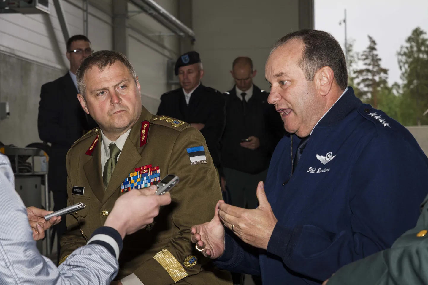 Kindral Philip M. Breedlove Ämari lennubaasis.28. mail 2014. Vasakul Eesti kaitseväe juhataja kindralmajor Riho Terras.