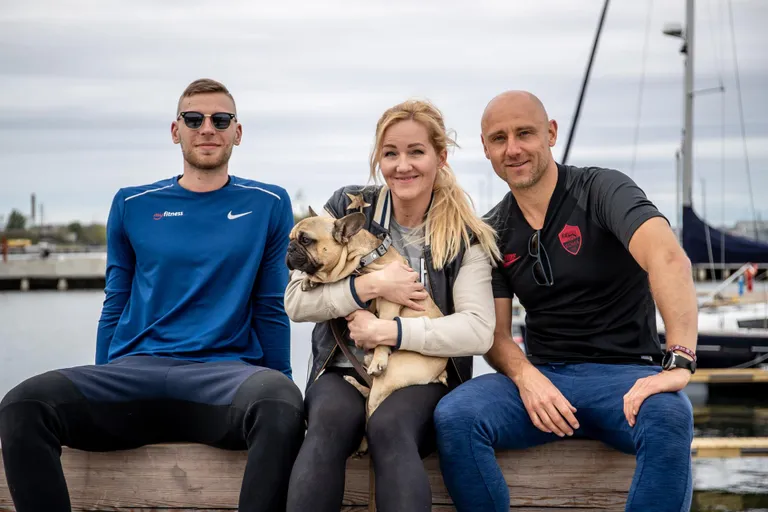 Motivatsiooni pole? Treeni sõbraga ja seda muret ei teki kunagi. Vasakult Siim Tõemets, Alfred, seiklusajakirjanik Kristina, paremal Roy Vissers.