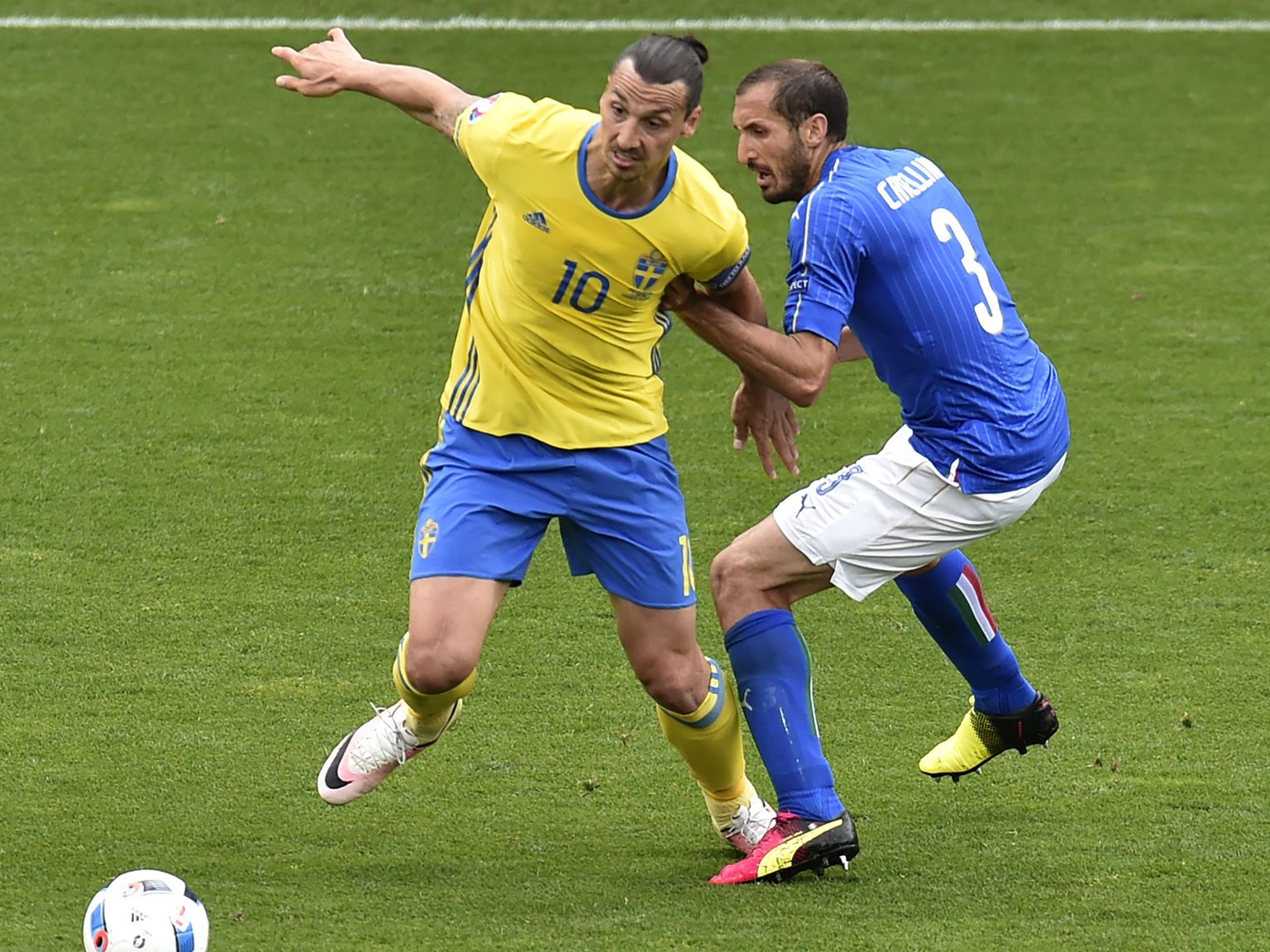 Zlatan Ibrahimovic (vasakul) heitlemas Giorgio Chielliniga.