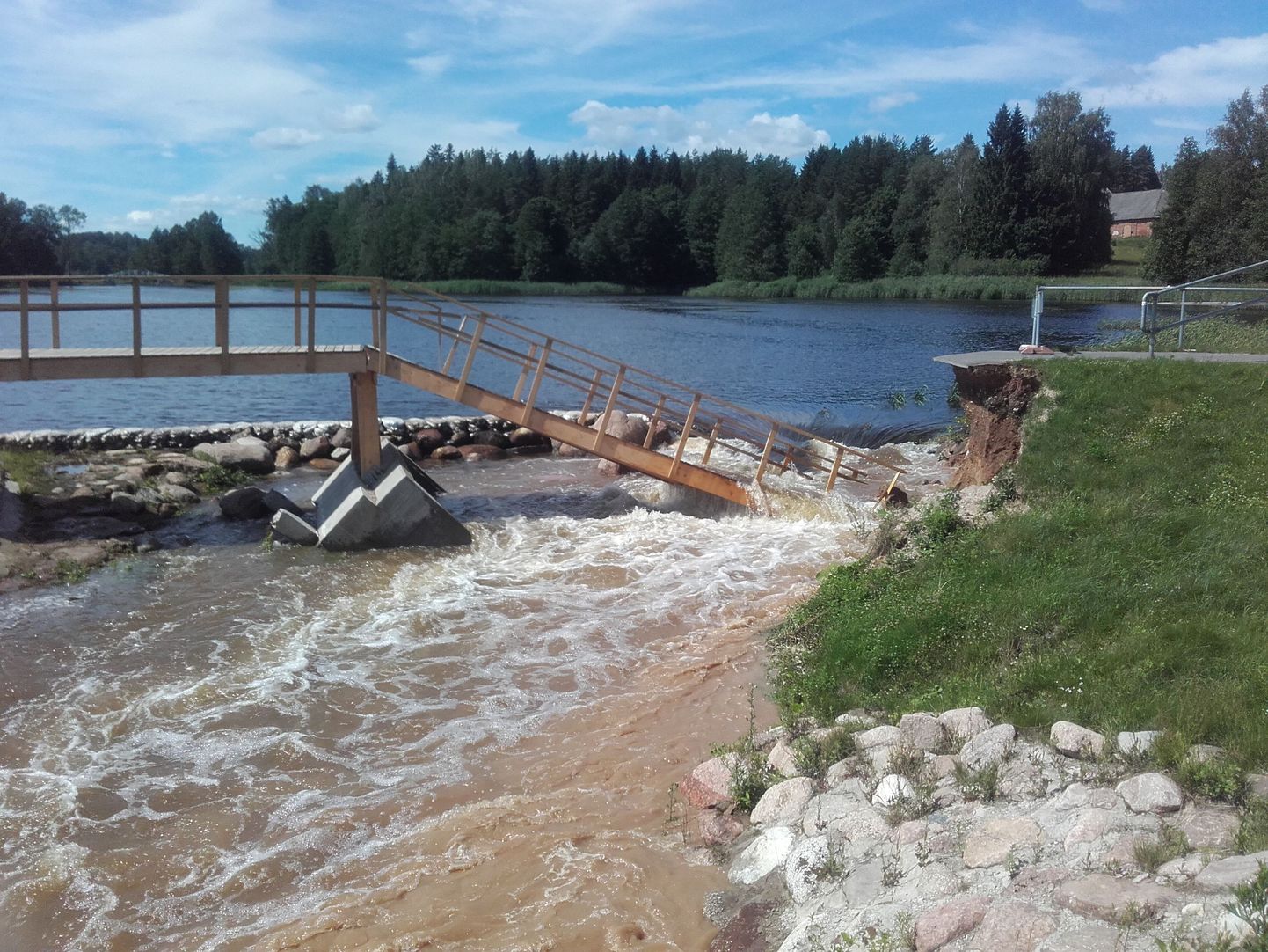 Alatskivi teine jalakäijate sild läks täna vett vedama.
