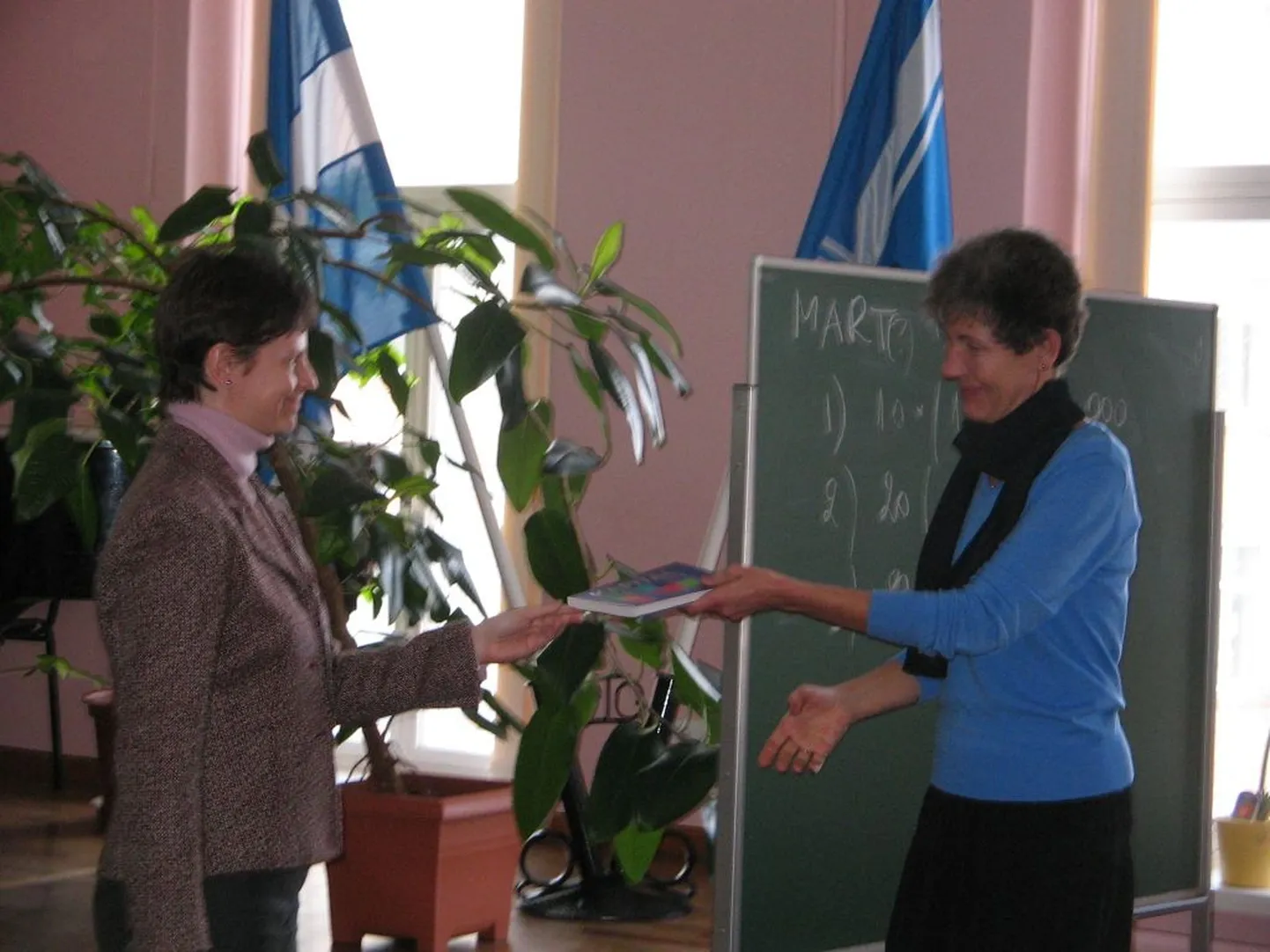 Kaugkoolituse projektijuht Karin Liikane (vasakul)ja Pärnu täiskasvanute gümnaasiumi direktor Karin Kurvits.