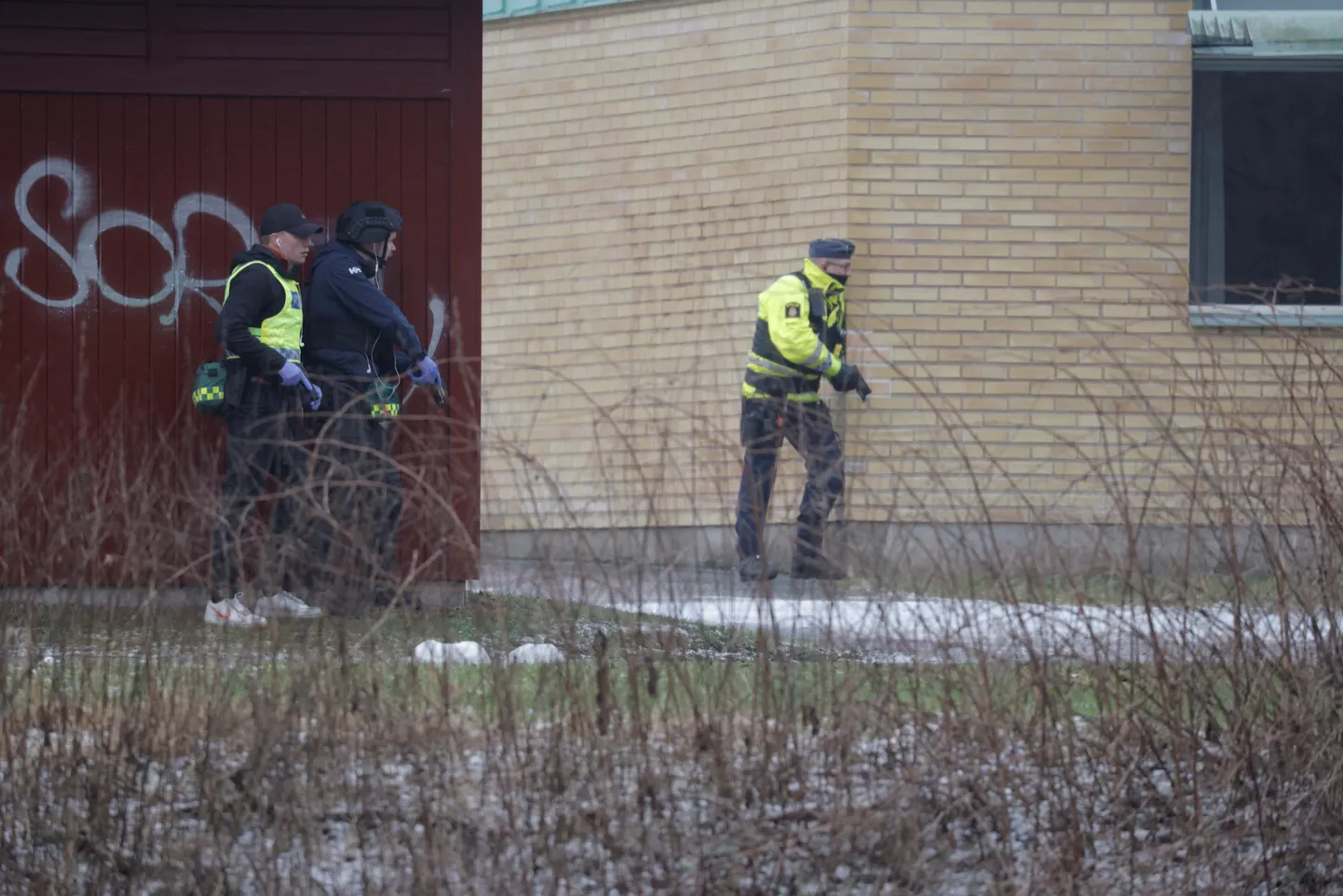 Rootsis Örebros toimus 4. veebruaril 2025 täiskasvanute gümnaasiumis tulistamine, milles kaotas elu vähemalt 11 inimest. Pildil relvastatud politsei kooli juures.