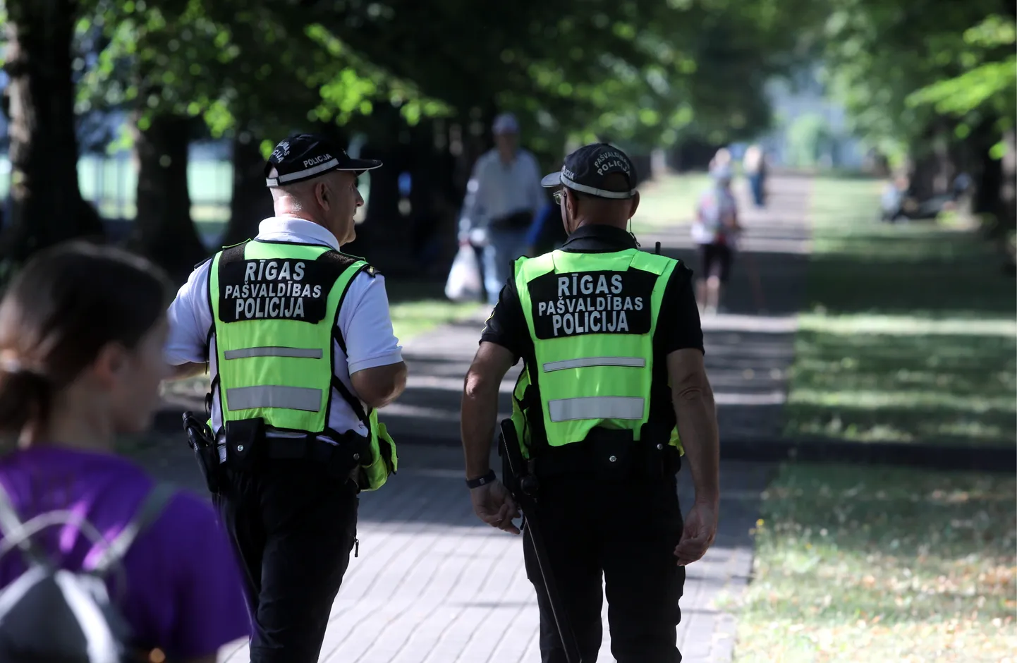 Rīgas pašvaldības policisti pie Uzvaras parka, kur sākusies pieminekļa postamenta demontāža.