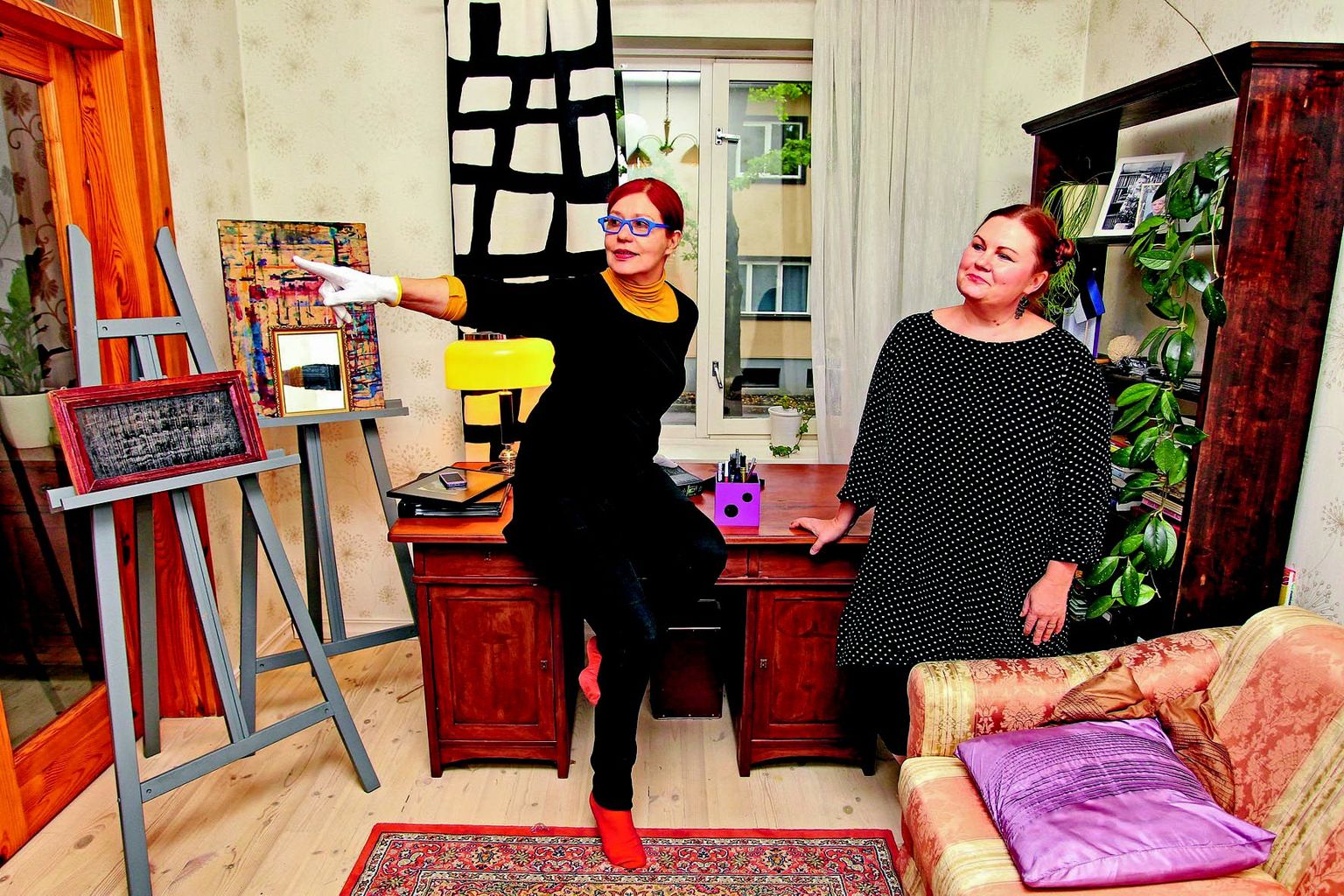 Kunstnik Signe Kivi (vasakul) ütles korteriomanik Signe Reppole, et ukse kõrval seinal on tema foto aastast 1987. Samast ajast on pärit tema käsitrükis mustvalge tekstiil selja taga akna ees.