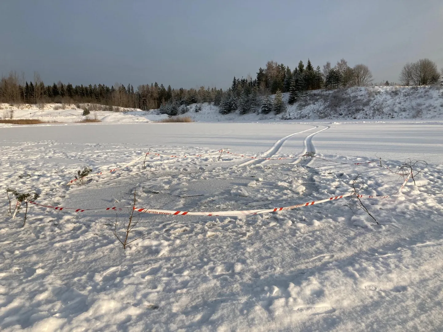 Ööl vastu laupäeva vajus Ahimäe karjääris maastur läbi jää. Inimesed pääsesid autost välja. Selline oli vaatepilt laupäeva hommikul.