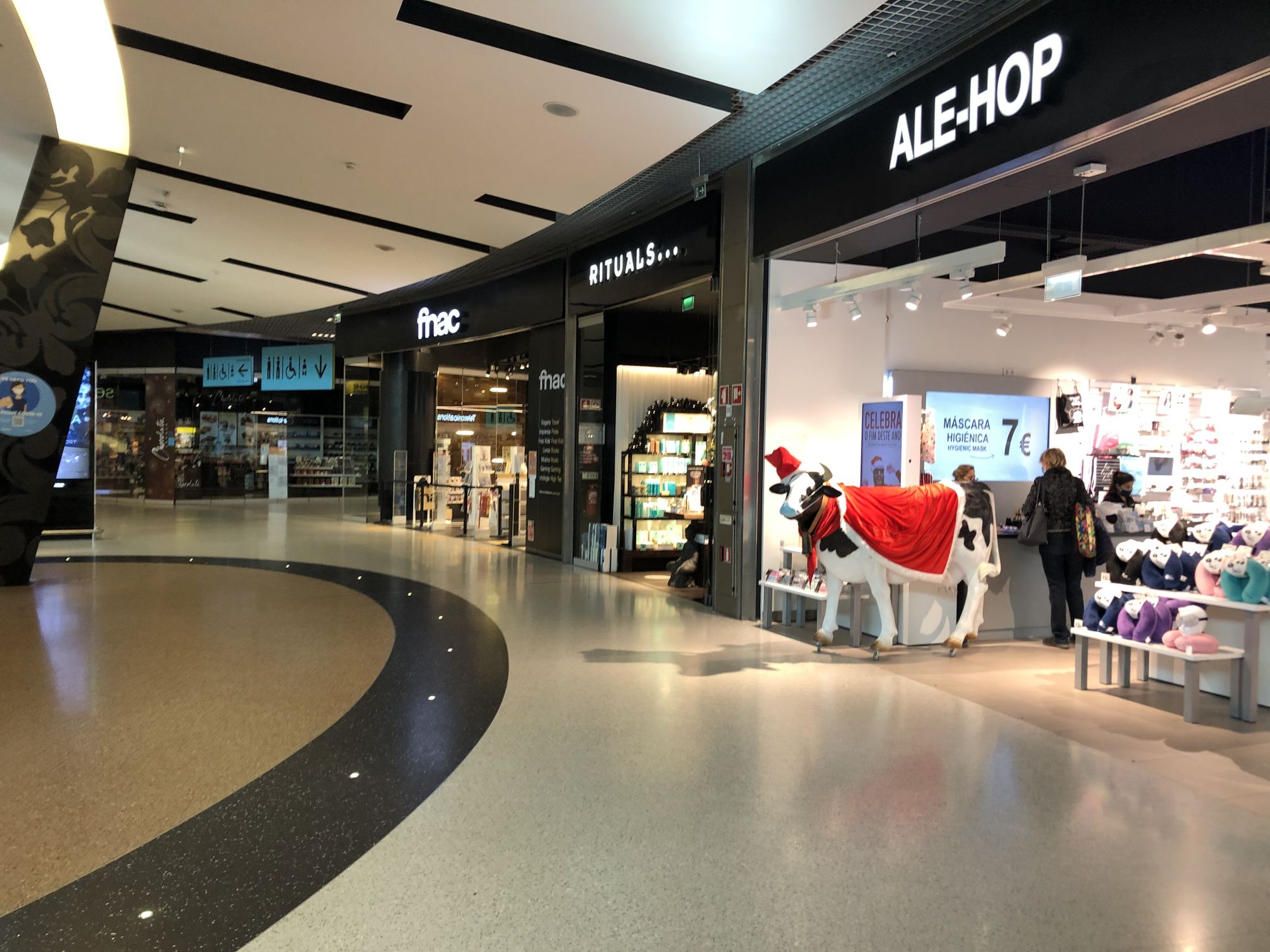 Многие места общепита и магазины открыты в аэропорту Лиссабона, но клиентов там почти нет. Некоторые корнеры временно закрыты.