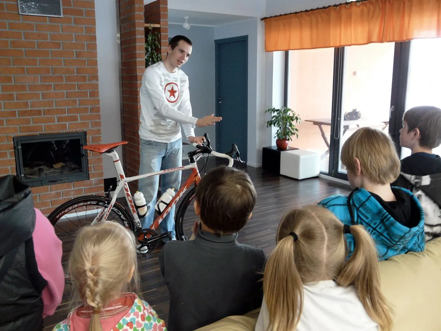 Neljapäeval Vinni perekodu lastega kohtunud Rein Taaramäe näitas neile oma jalgratast, rääkis profisportlase elust ja allkirjastas patroonilepingu.