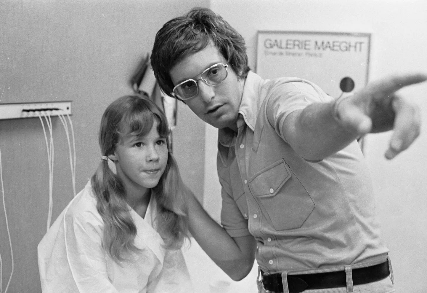 Režissöör William Friedkin koos noore Linda Blairiga õudusfilmi «Vaimude väljaajaja» võtetel