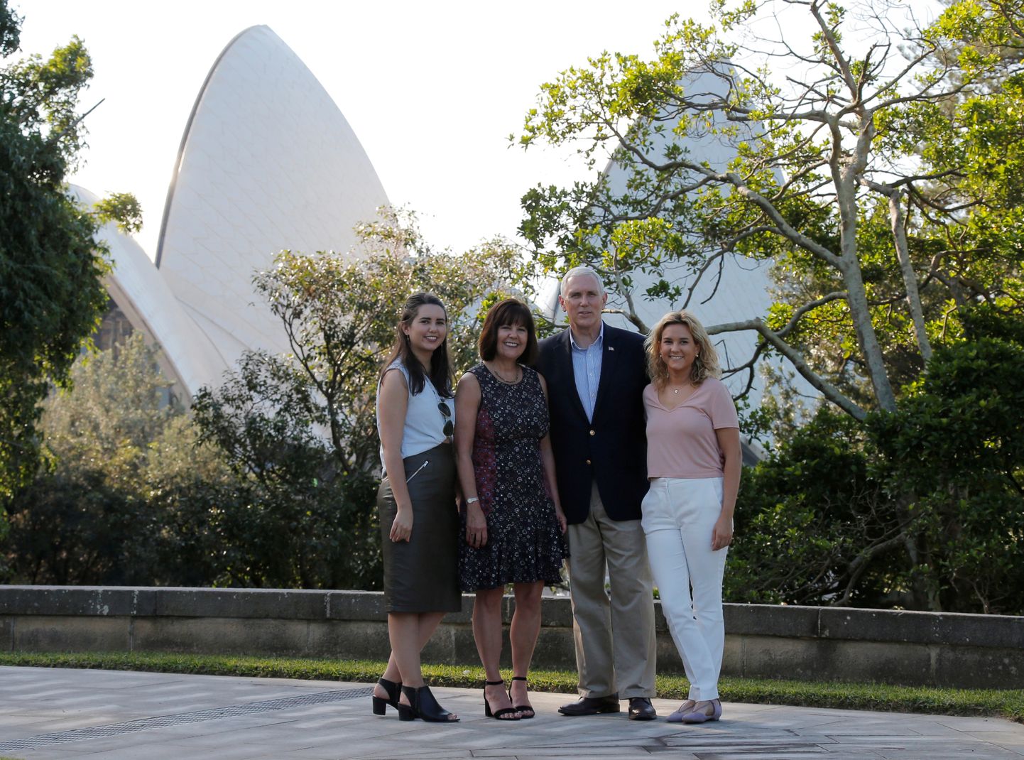 USA asepresident Mike Pence, tema abikaasa Karen ning nende tütred Audrey (vasakul) ja Charlotte (paremal) Sydney ooperimaja juures.