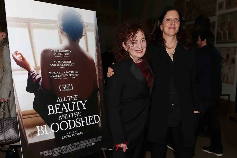 Kunstnik Nan Goldin ja režissöör Laura Poitras filmi «Kogu ilu ja verevalamine» esilinastusel.