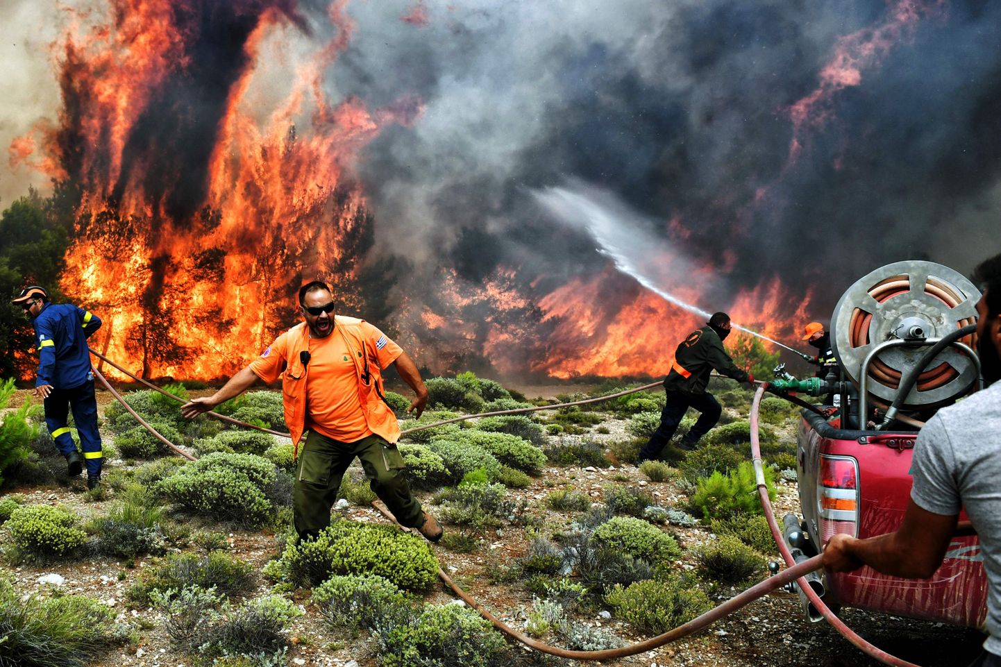 Tuletõrjujad ja vabatahtlikud kustutamas põlengut Ateena lähistel Kineta külas.