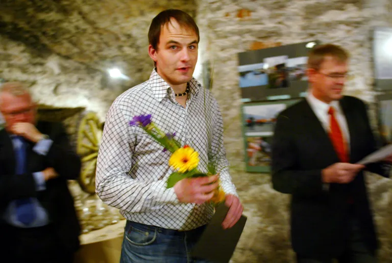 2003. aasta parima uudisloo preemia sai Rasmus Kagge, kes kirjutas Tallinna abiprefekti Peeter Moora korteriskandaalist. Artiklite tulemusel oli politseijuht sunnitud ametist lahkuma ning avalikkuses vallandus arutelu ametikorterite üle. / Foto: Peeter Langovits
