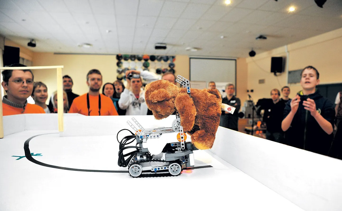 Mõmmik ei pidanudki kogu aeg paigal istuma, mõni robot suutis ta ka paigalt liigutada ja ülejäänud maja vaatama viia.