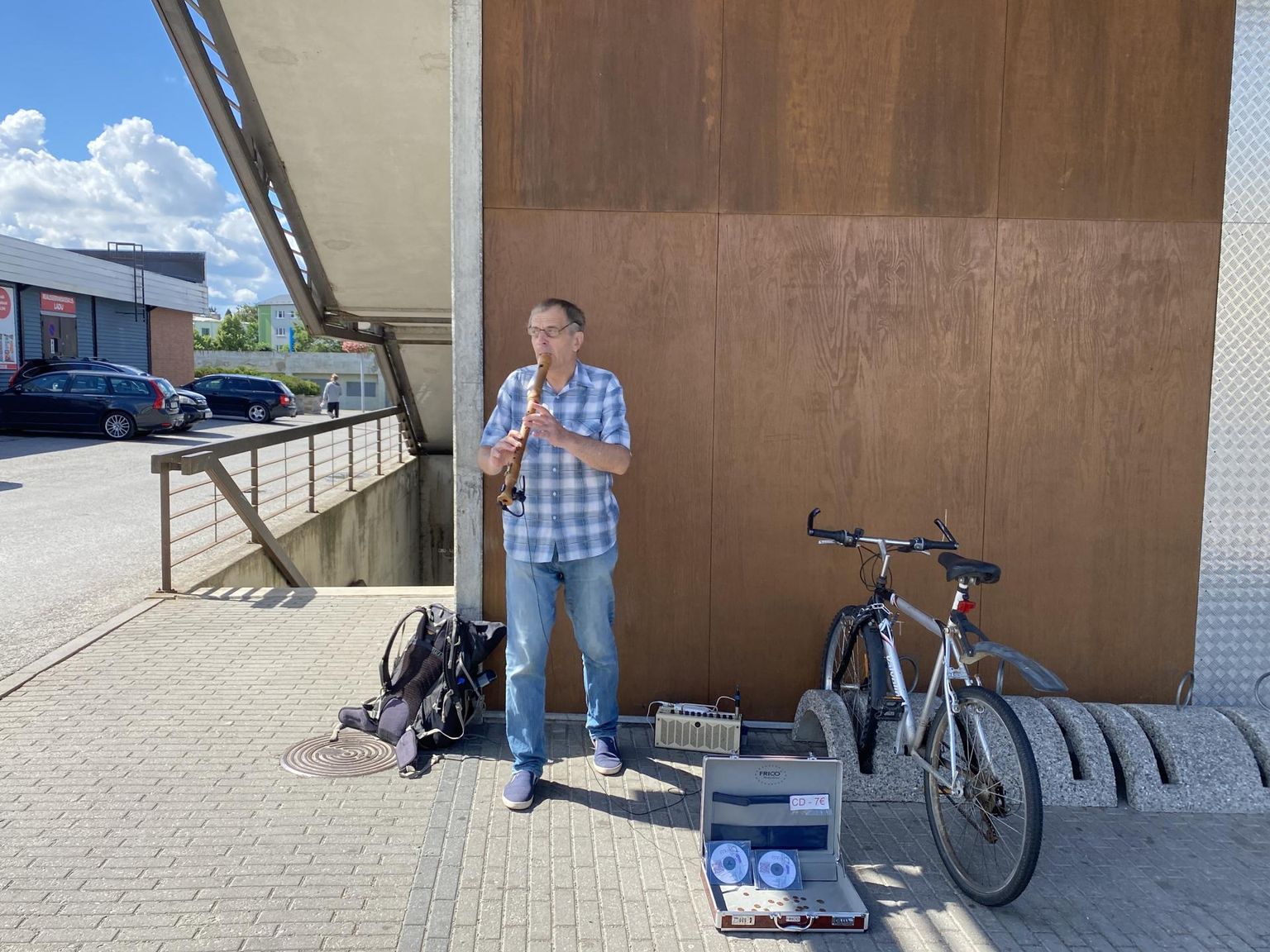 Rakvere kesklinnas musitseeris 53-aastane Iisraelist pärit tänavamuusik.