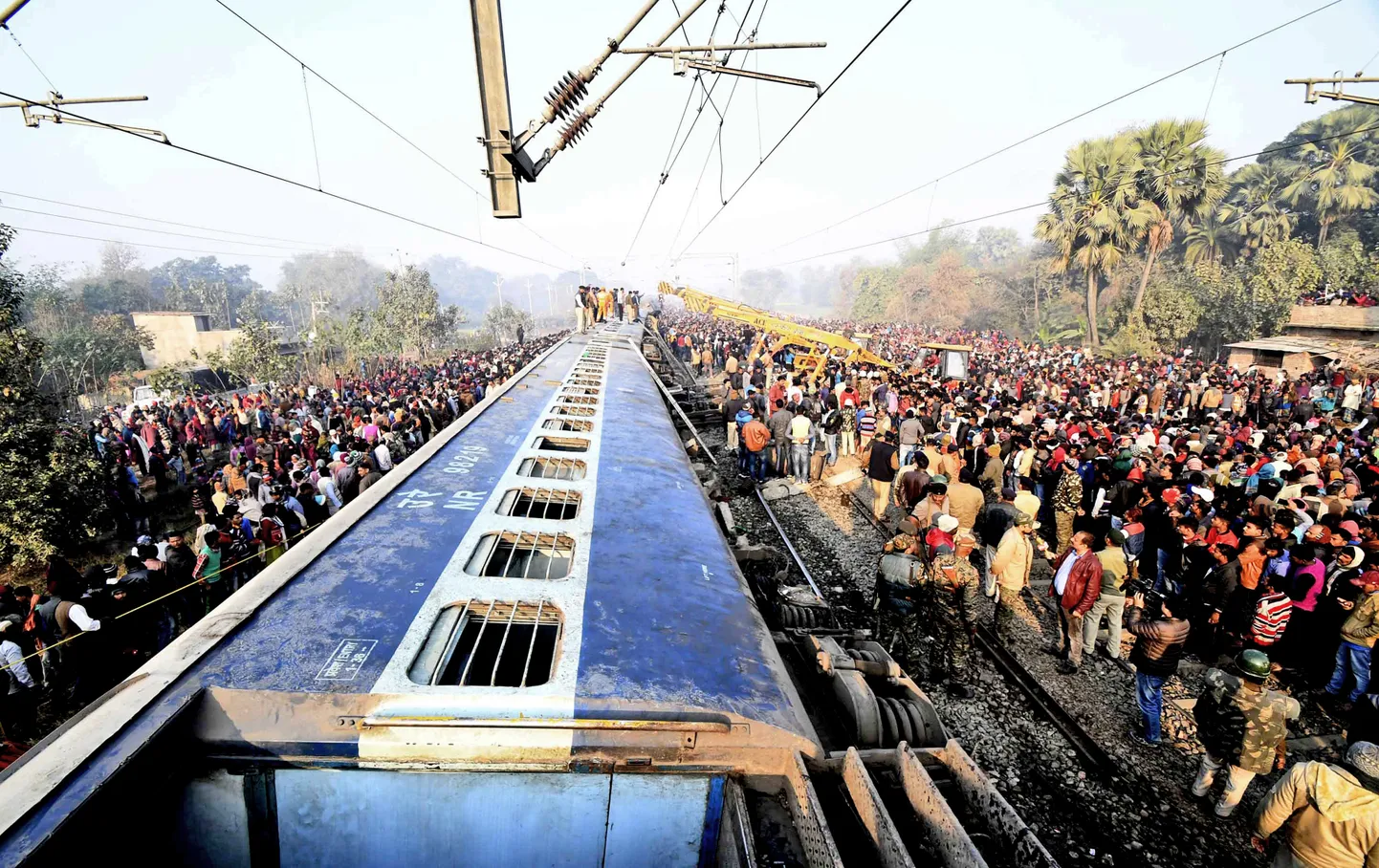 Päästjad Indias Bihari osariigis rööbastelt maha sõitnud rongist ellujäänuid otsimas.