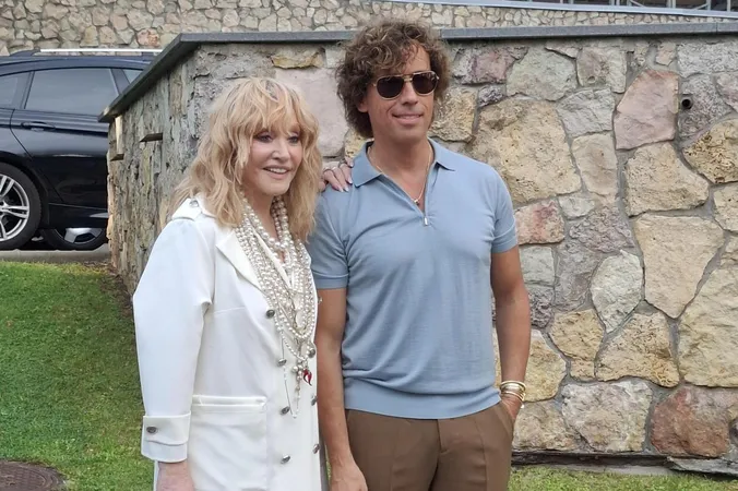 ВИДЕО, ФОТО ⟩ Зал в Юрмале аплодисментами встретил Пугачеву и Галкина