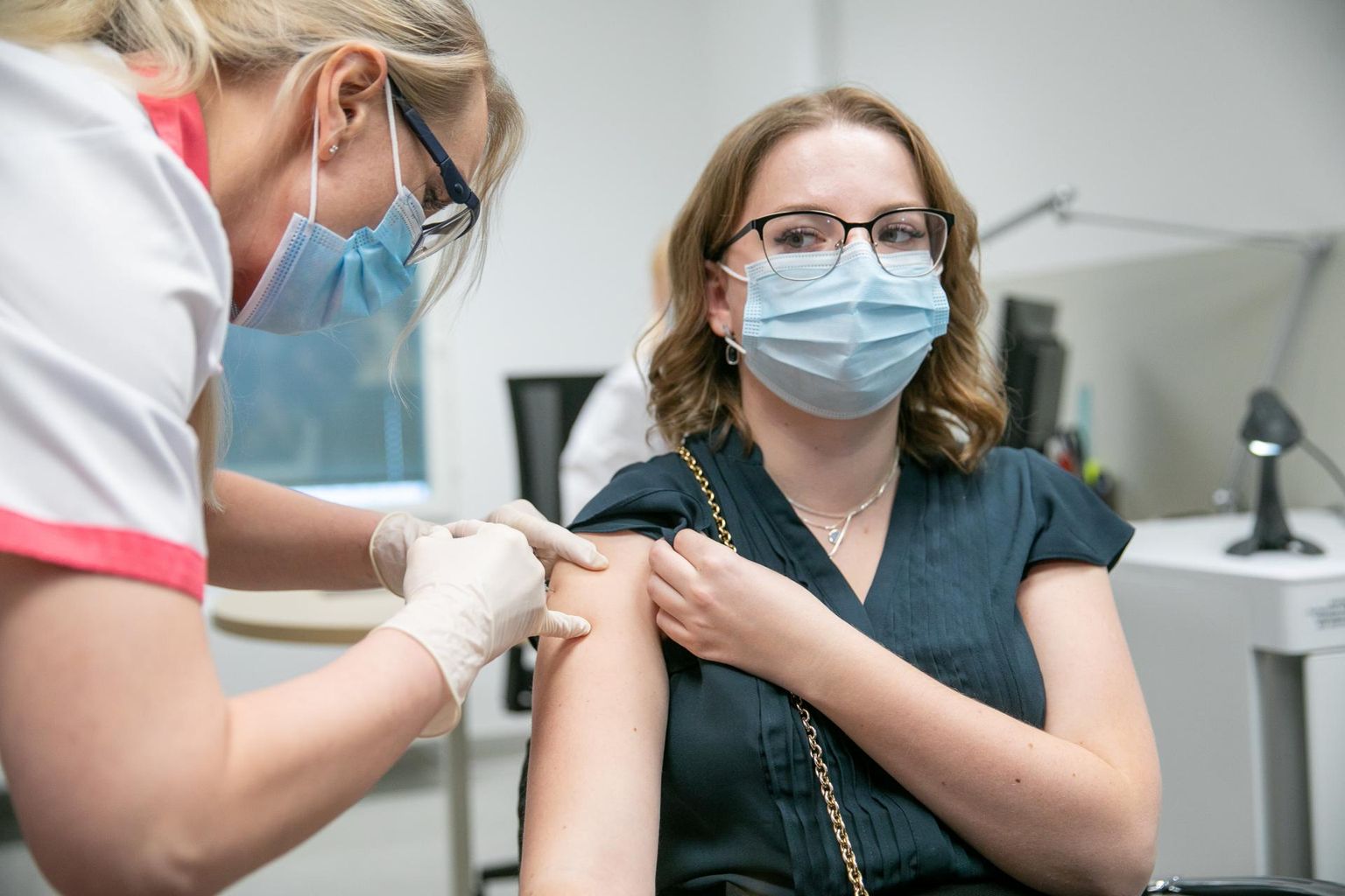 Kohtla-Järve tervisemajas sai 27. detsembril 2020 esimese vaktsiinisüsti Eestis sümboolselt just IVKH arst-resident nakkushaiguste erialal Jelena Rozinko.