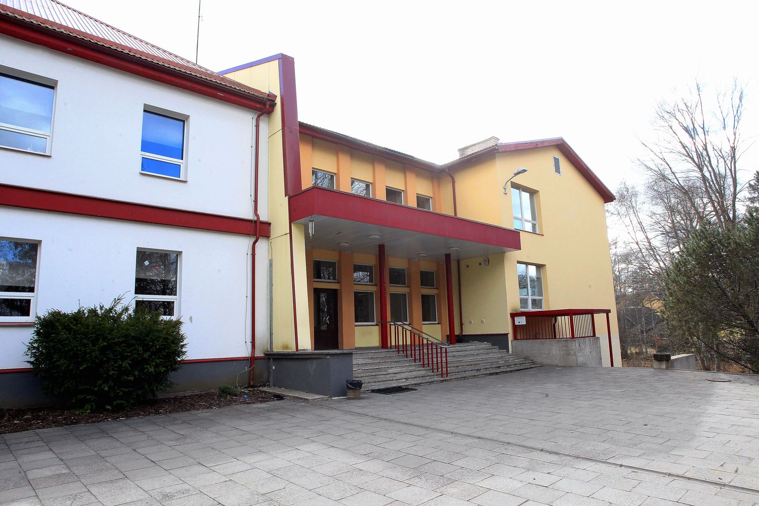Haaslava valla Sillaotsa koolis käis kuus aastat tagasi ligi 60 õpilast, sel õppeaastal aga juba 137 tüdrukut-poissi. Et laste hulk vallas suureneb pidevalt, ehitatakse sel aastal koolimaja suuremaks.