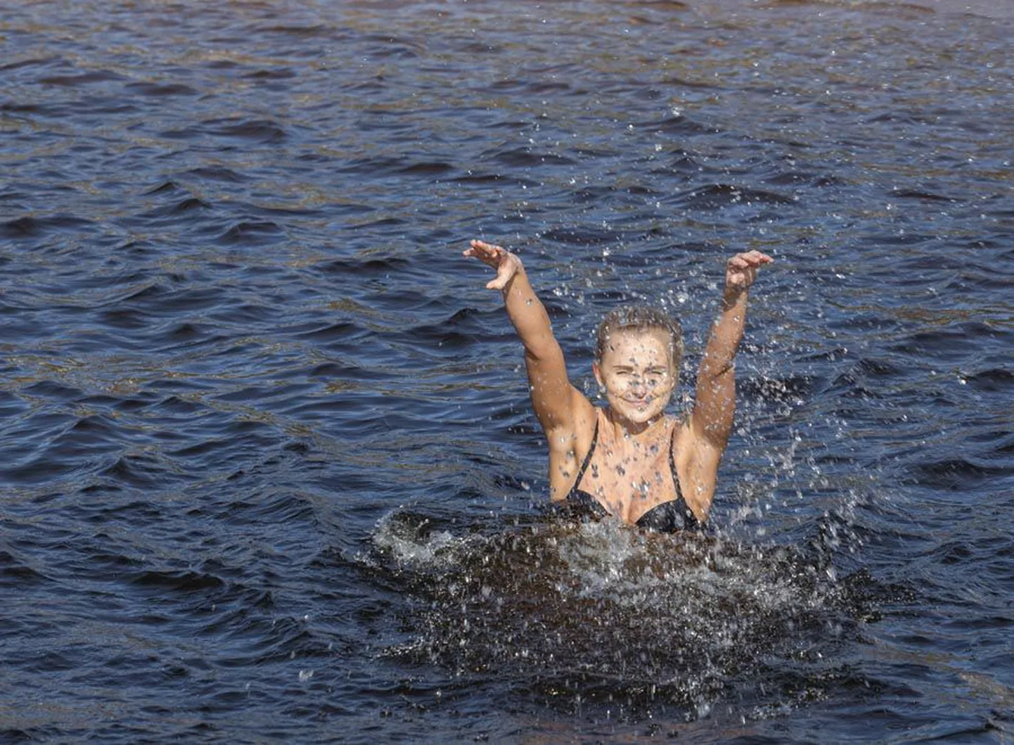 Pilti vaadates võib tunduda, et see on tehtud soojal päikesepaistelisel suvepäeval. Silmad kissis, moosinägu ees – just nii ma viis minutit külmas vees möllasingi. Esimene karastus läks oodatust ladusamalt.