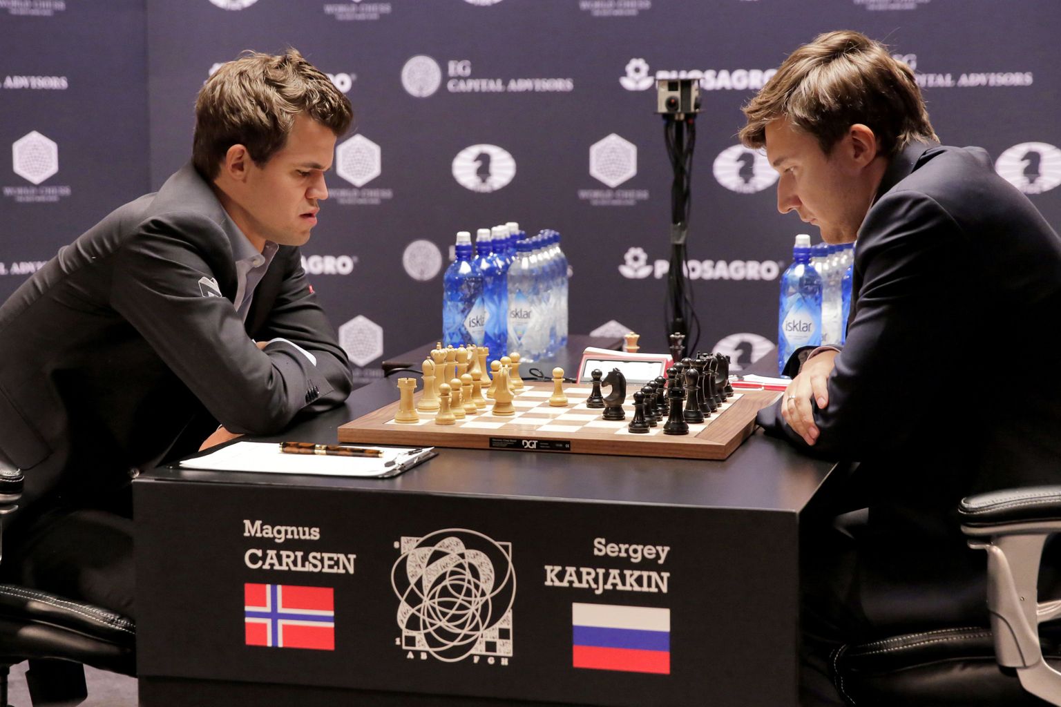 Magnus Carlsen ja Sergei Karjakin tiitlimatši kaheksanda partii ajal ajusid ragistamas.