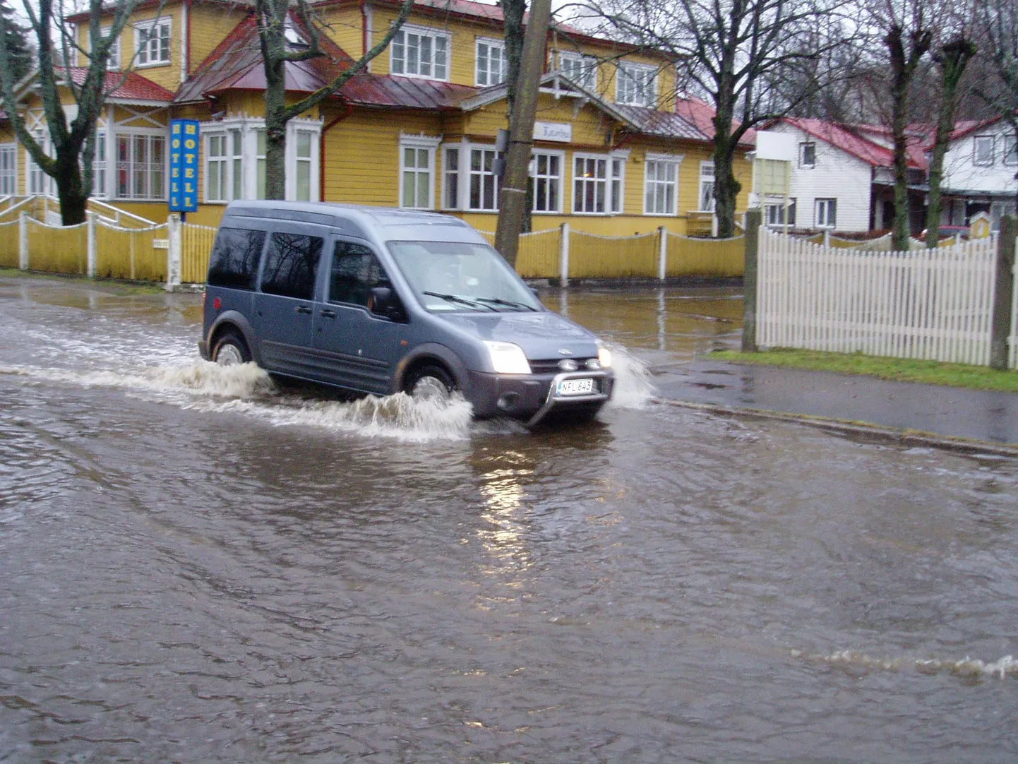 Üleujutus Pärnus Mere puiestee ja Suvituse nurgal.