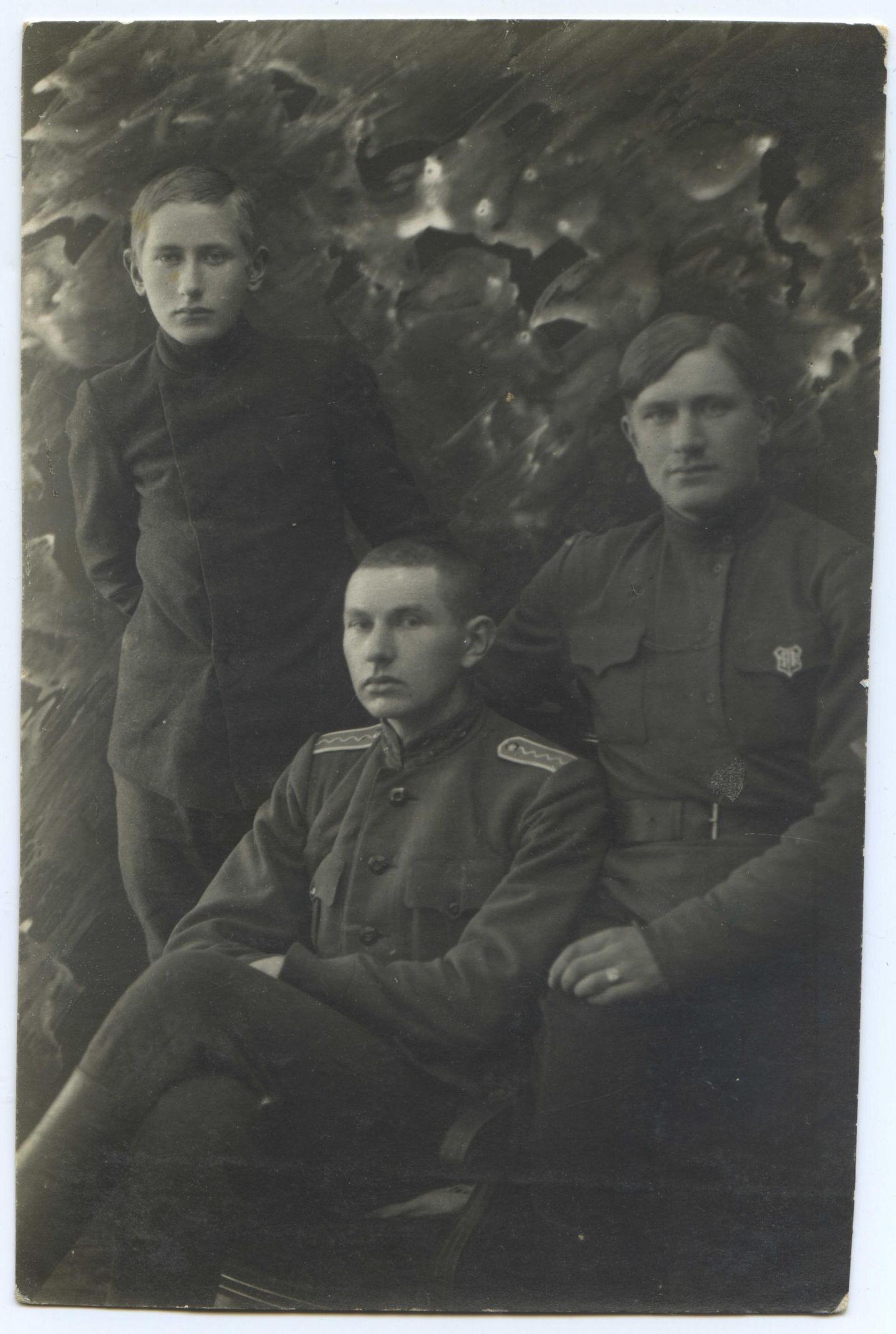 Johannes Luiga (seisab, vasakul) vendade Oskari (keskel) ja Aleksandriga. 3. soomusrongi ülem Oskar Luiga oli kõrgem ohvitser, kelle hukkas nõukogude repressiivasutus NKVD 1941. aastal.