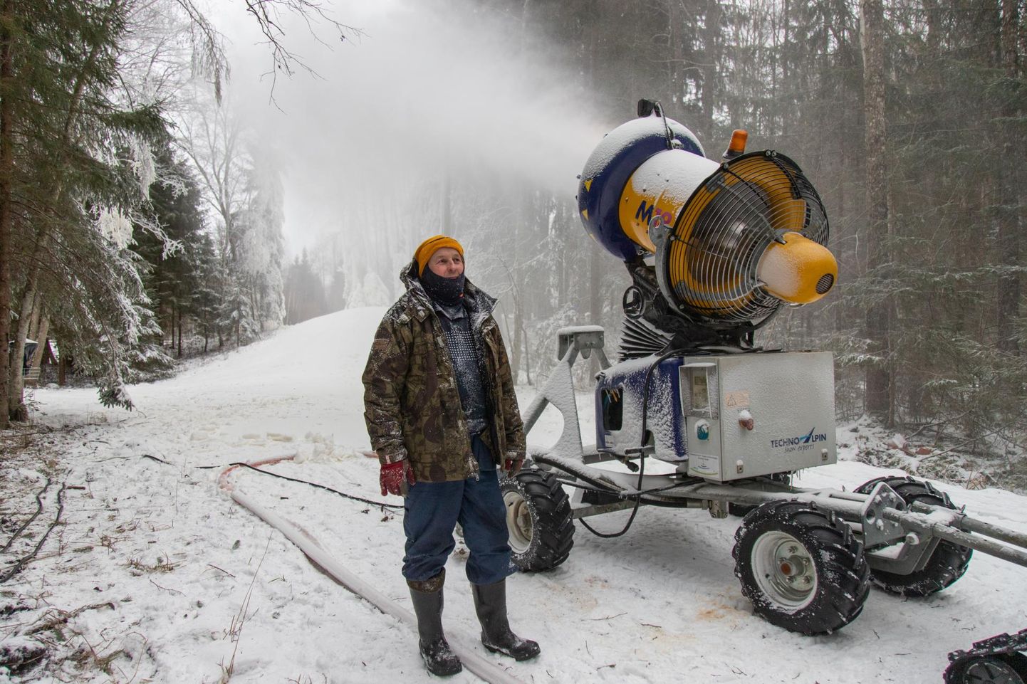 Holstre-Polli vabaajakeskuse juhatajal Tarmo Arakul on praegu käsil lumetootmine.