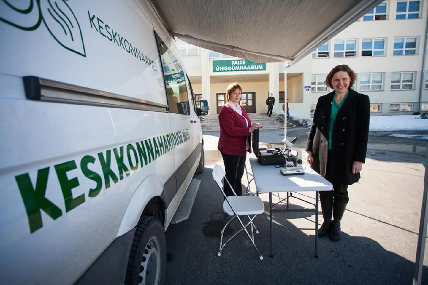 Keskkonnahariduse bussi mõtte algatas keskkonnaameti keskkonnahariduse osakonna juhataja Maris Kivistik (esiplaanil) 2005. aastal Itaalias konverentsil nähtud sakslaste bussi-klassiruumi järgi. Järvamaal korraldab bussi liikumist keskkonnahariduse spetsialist Piret Eensoo, kes tutvustas teabepäeval selle uusi vahendeid.