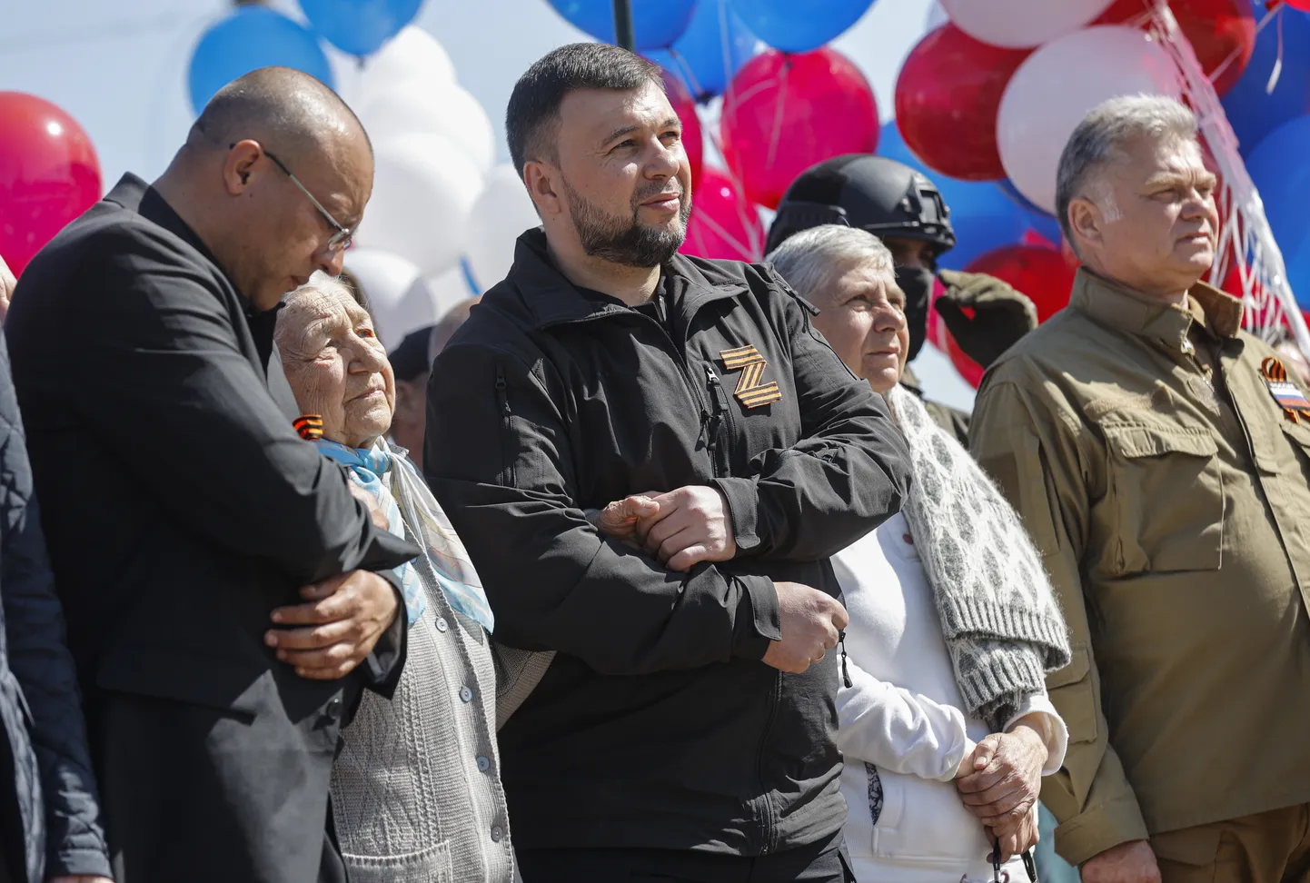 Donetski separatistide juht Deniss Pušilin saatjaskonnaga 9. mai pidustustel.