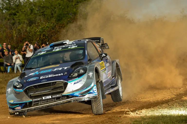 Tänak/Järveoja lõpetasid aasta tagasi Kataloonia ralli kolmanda kohaga, sest pidid asfaldikäigukasti rikke tõttu kasutama kruusaseades kasti ja see ei lubanud siledamal pinnasel Kris Meeke'i ja Sebastien Ogier tempos püsida. Selle probleemiga lõppes ka Tänaku toonane tiitlijaht.