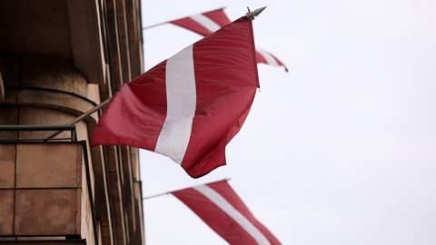 Lätlased nõuavad poodides lipuvärvides kaupa