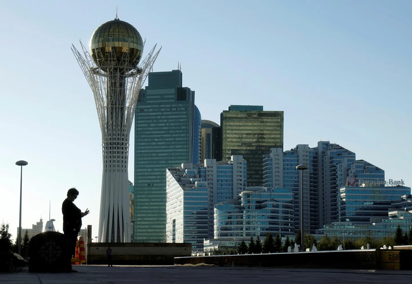 Kuigi seda täielikult takistada ei suudeta, püüavad Kesk-Aasia riigid sanktsioonie järgida, et mitte sattuda lääneriikide musta nimekirja. Pildil Kasahstani pealinn Astana.