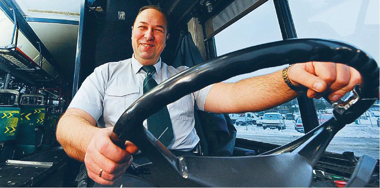 Rõõmsameelsusega sõitjate sümpaatia võitnud bussijuht Rudolf Kiviking on neli aastat esindanud autobussikoondist üleriigilisel autojuhtide kutsemeisterlikkuse võistlusel, bussijuhtide erialal on ta ettevõtte parim.