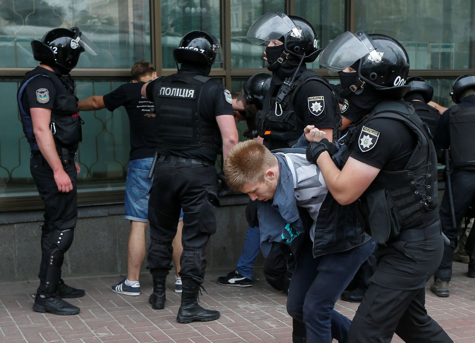 В Киеве задержаны более полусотни радикалов, мешавших проходу ЛГБТ-марша.