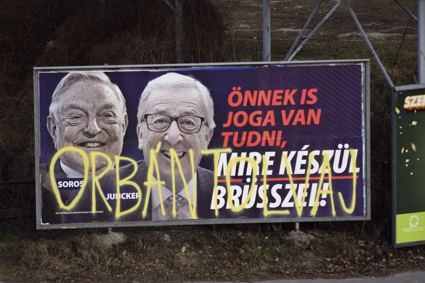 Ungari valitsus on rahva raha eest pikalt tellinud võimuparteid reklaamivaid ja ELiga hirmutavaid plakateid. Kui USA filantroop George Soros on nende vaenlasekujuna esinenud juba mõnda aega, siis Euroopa Komisjoni president Jean-Claude Juncker on suhteliselt uus lisandus. Pildil on plakatile soditud märkus «Orban varas».