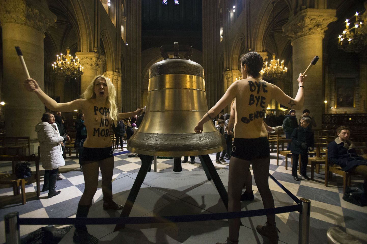 Активистки FEMEN в соборе Парижской Богоматери.