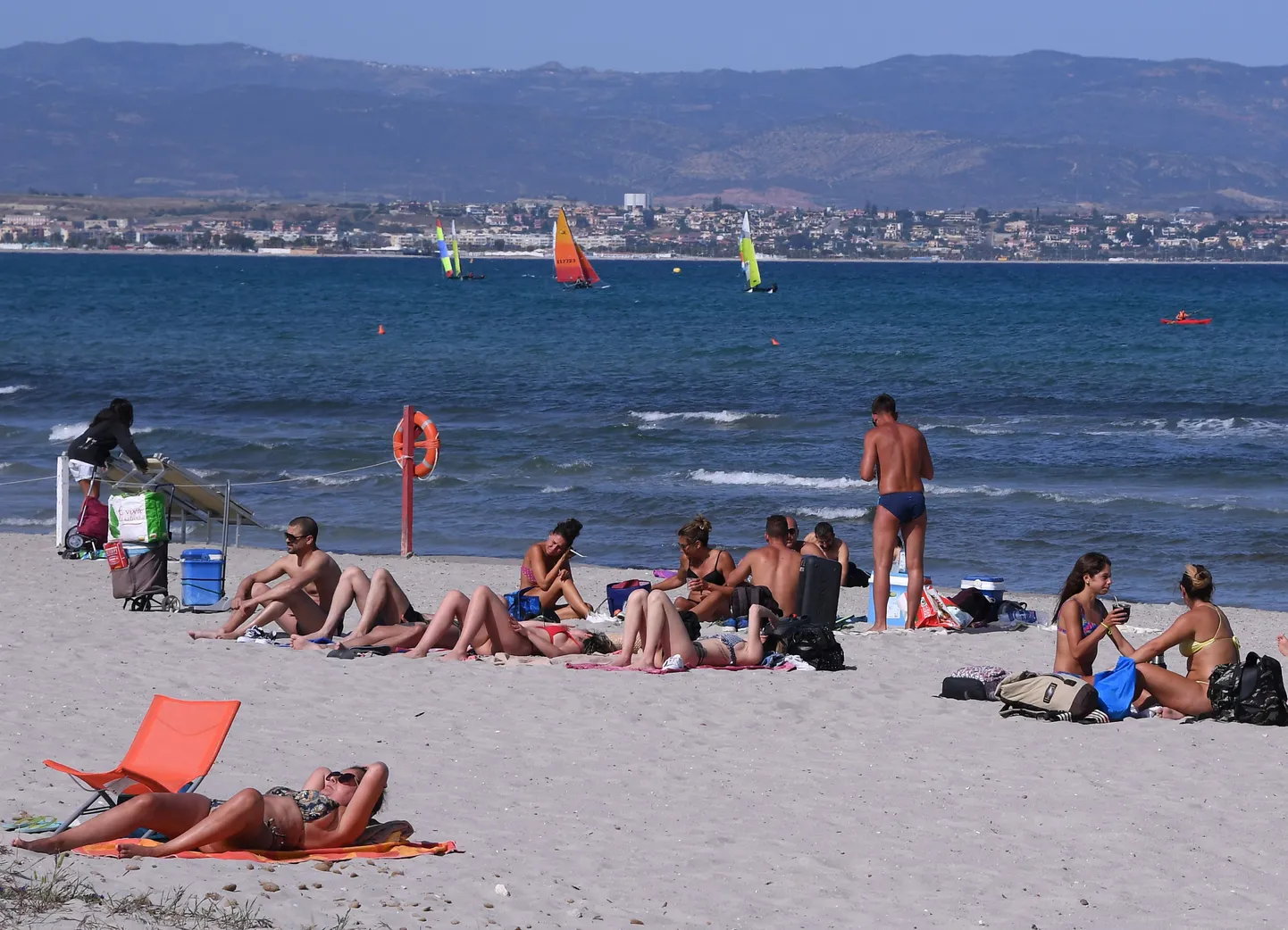 Cilvēki Sardīnijas pludmalē. Ilustratīvs attēls