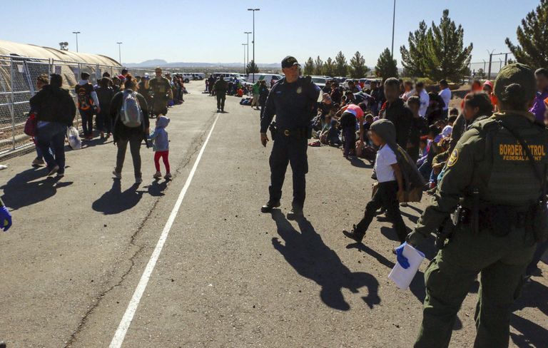 USA piirivalvurid tabasid El Pasos üle tuhande migrandi.
