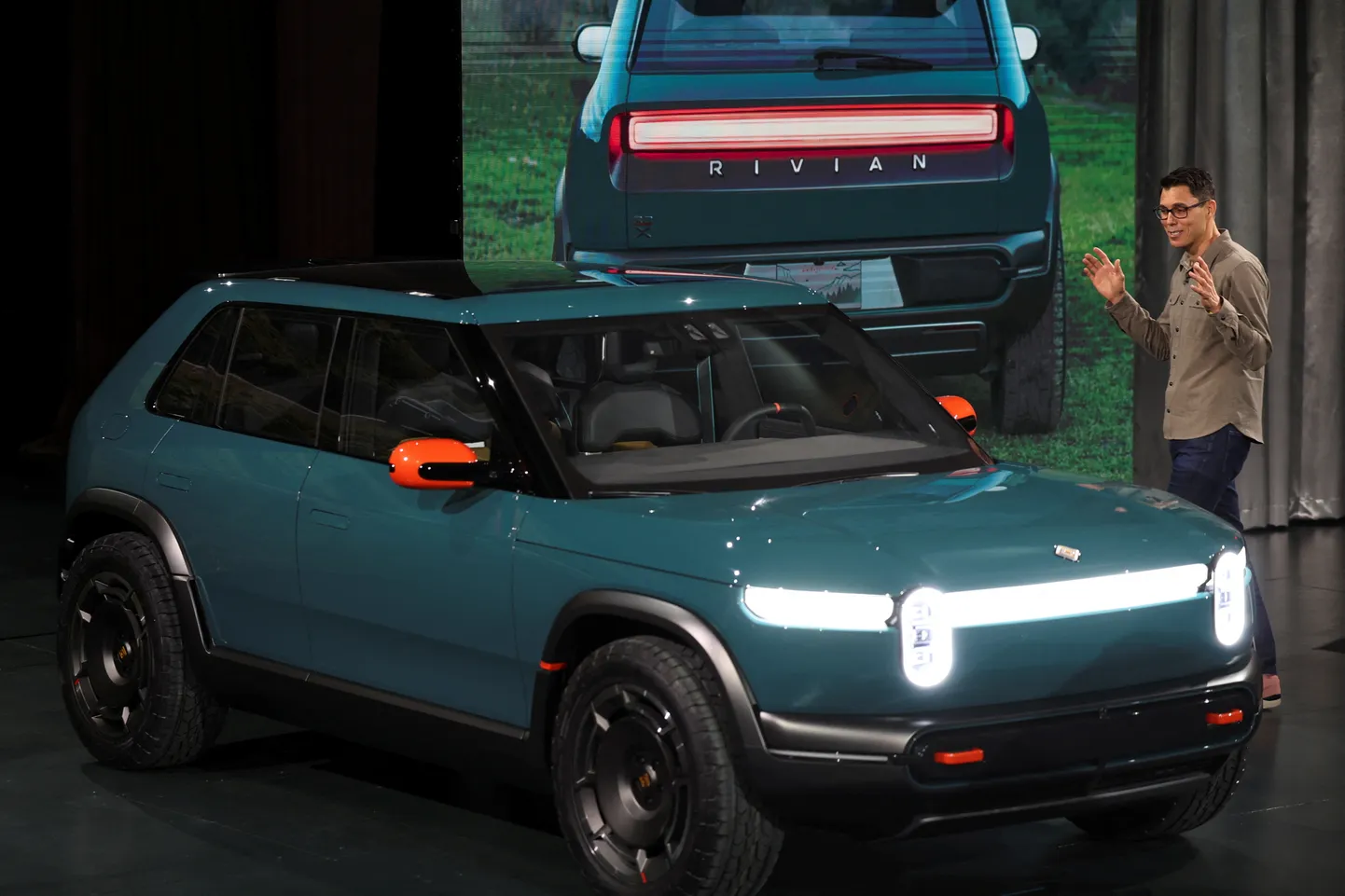 Riviani tegevjuht RJ Scaringe ja Rivian R3X SUV.