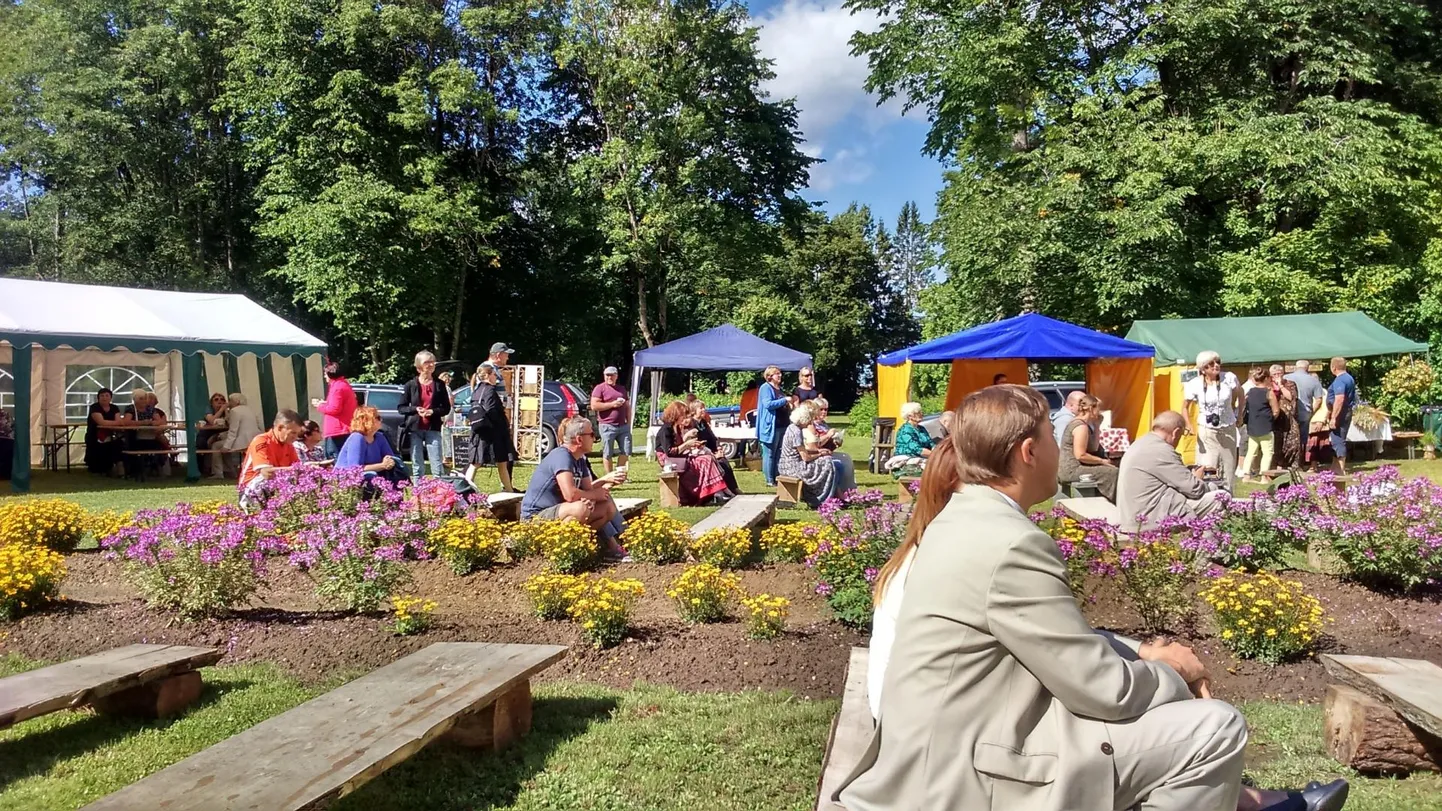 Kirjanduslik toidufestival "Sõna ja soustiga" Muuga mõisas.